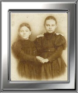 Фиалкина Мария Николаевна (слева) с подругой