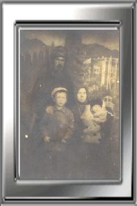 Климентовский Сергей Федорович с женой Ниной Николаевно (Фиалкиной) и детьми Николаем и Людмилой, село Орехово, 1932 год